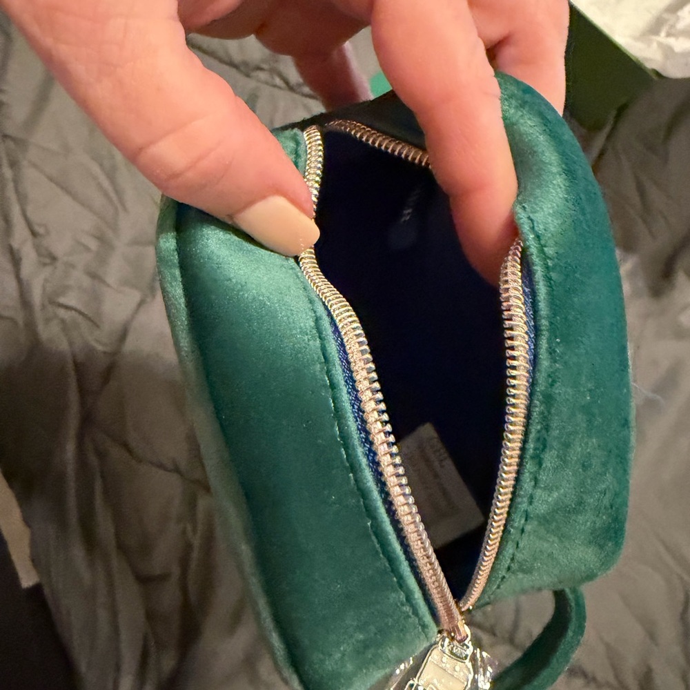 La Mer Skincare Set in Teal and Mint Green with Bonus Mini Makeup Bag - Picture 4 of 6